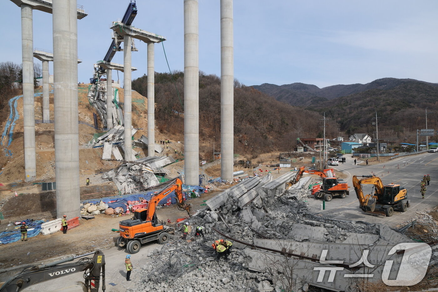 본문 이미지 - 소방대원들이 25일 경기 안성시 서운면 산평리 서울세종고속도로 공사장 교량 붕괴 사고현장에서 구조작업을 펼치고 있다. 2025.2.25/뉴스1 ⓒ News1 김영운 기자