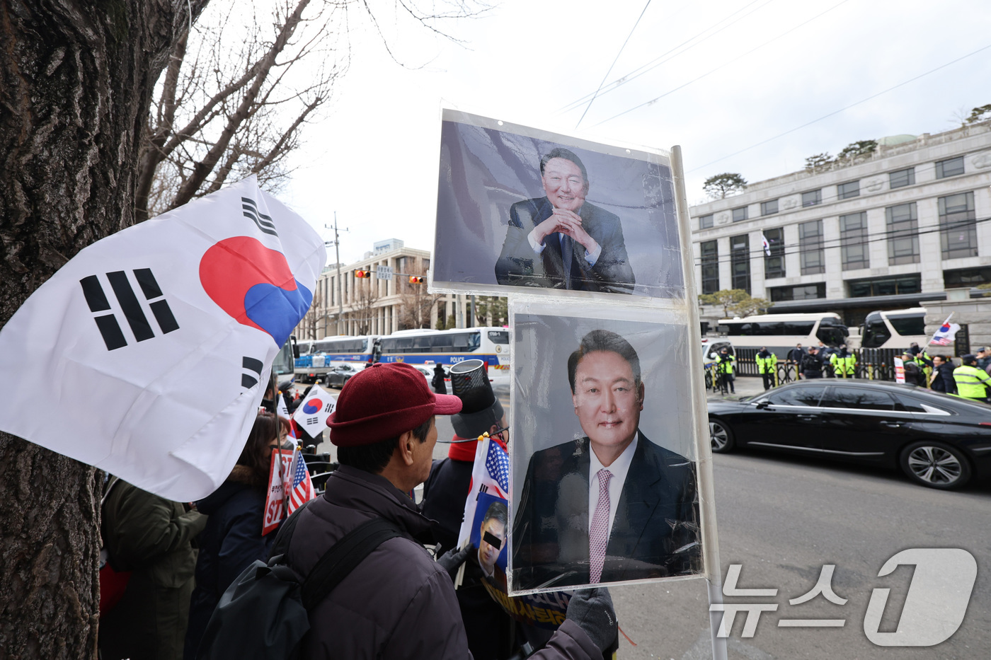 (서울=뉴스1) 신웅수 기자 = 윤석열 대통령 탄핵 심판 마지막 변론 기일인 25일 오전 서울 종로구 헌법재판소 앞에서 윤 대통령 지지자들이 탄핵을 반대하고 있다.이날 변론기일에는 …