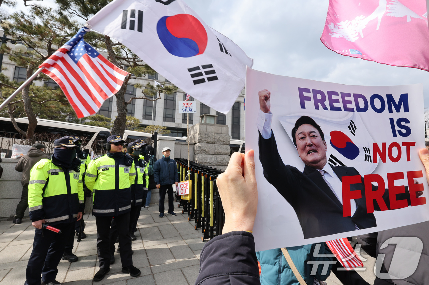 (서울=뉴스1) 신웅수 기자 = 윤석열 대통령 탄핵 심판 마지막 변론 기일인 25일 오전 서울 종로구 헌법재판소 앞에서 윤 대통령 지지자들이 탄핵을 반대하고 있다.이날 변론기일에는 …