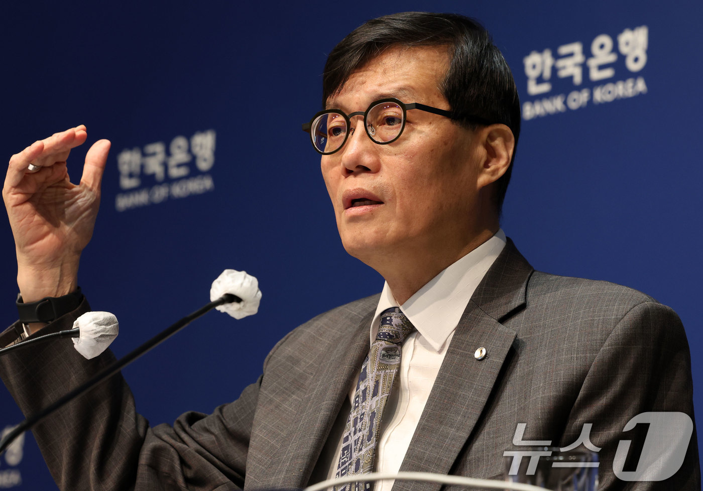 (서울=뉴스1) 사진공동취재단 = 이창용 한국은행 총재가 25일 서울 중구 한국은행에서 열린 금융통화위원회 금리 결정에 대한 기자간담회에서 발언하고 있다. 2025.2.25/뉴스1 …