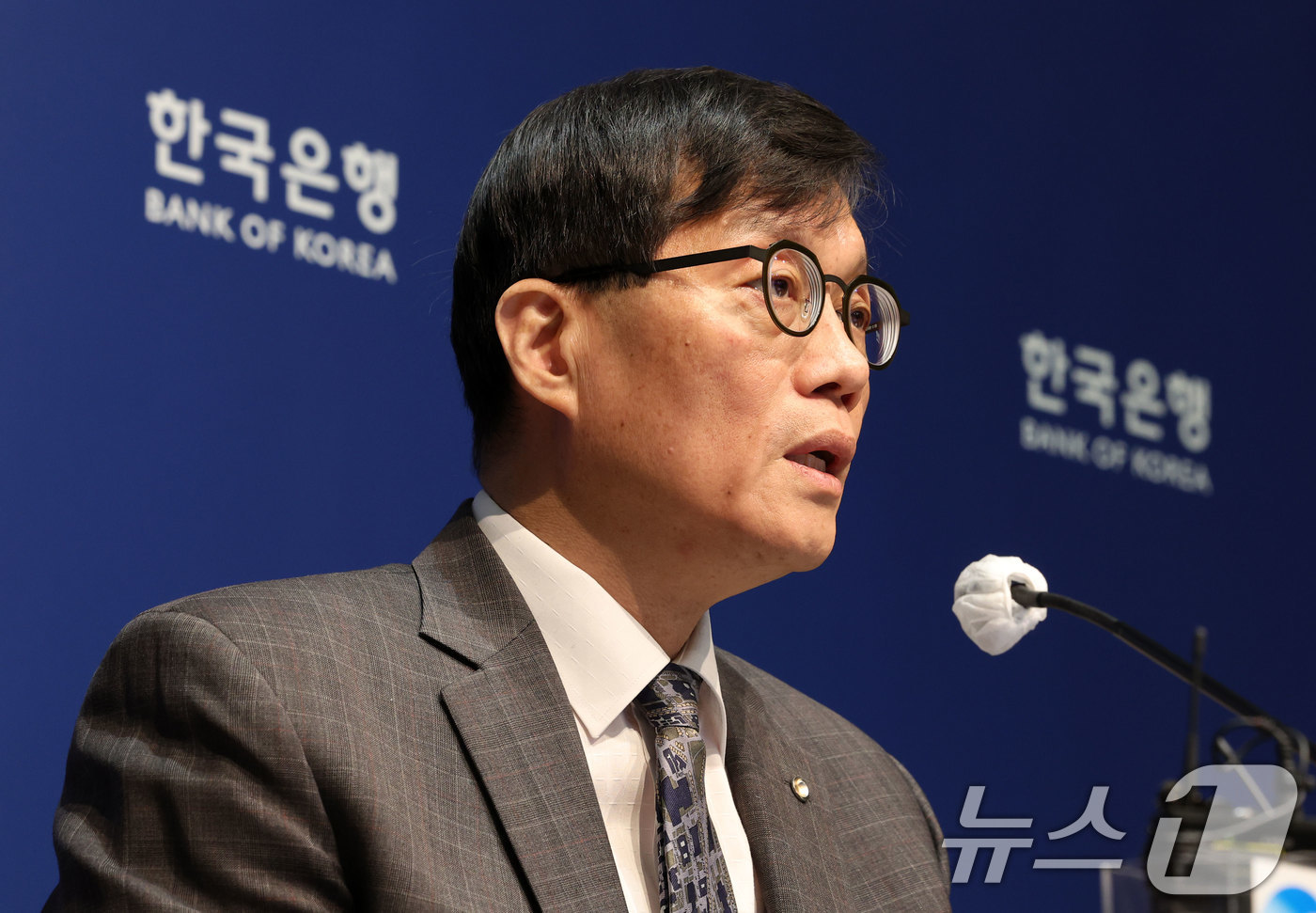 (서울=뉴스1) 사진공동취재단 = 이창용 한국은행 총재가 25일 서울 중구 한국은행에서 열린 금융통화위원회 금리 결정에 대한 기자간담회에서 발언하고 있다. 2025.2.25/뉴스1 …