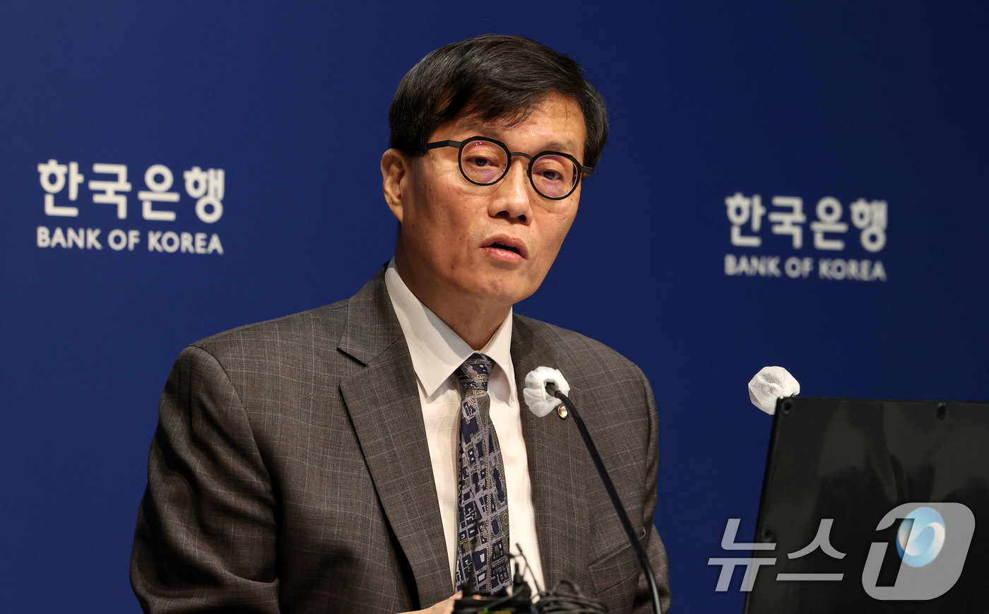 (서울=뉴스1) 사진공동취재단 = 이창용 한국은행 총재가 25일 서울 중구 한국은행에서 열린 금융통화위원회 금리 결정에 대한 기자간담회에서 발언하고 있다. 2025.2.25/뉴스1 …