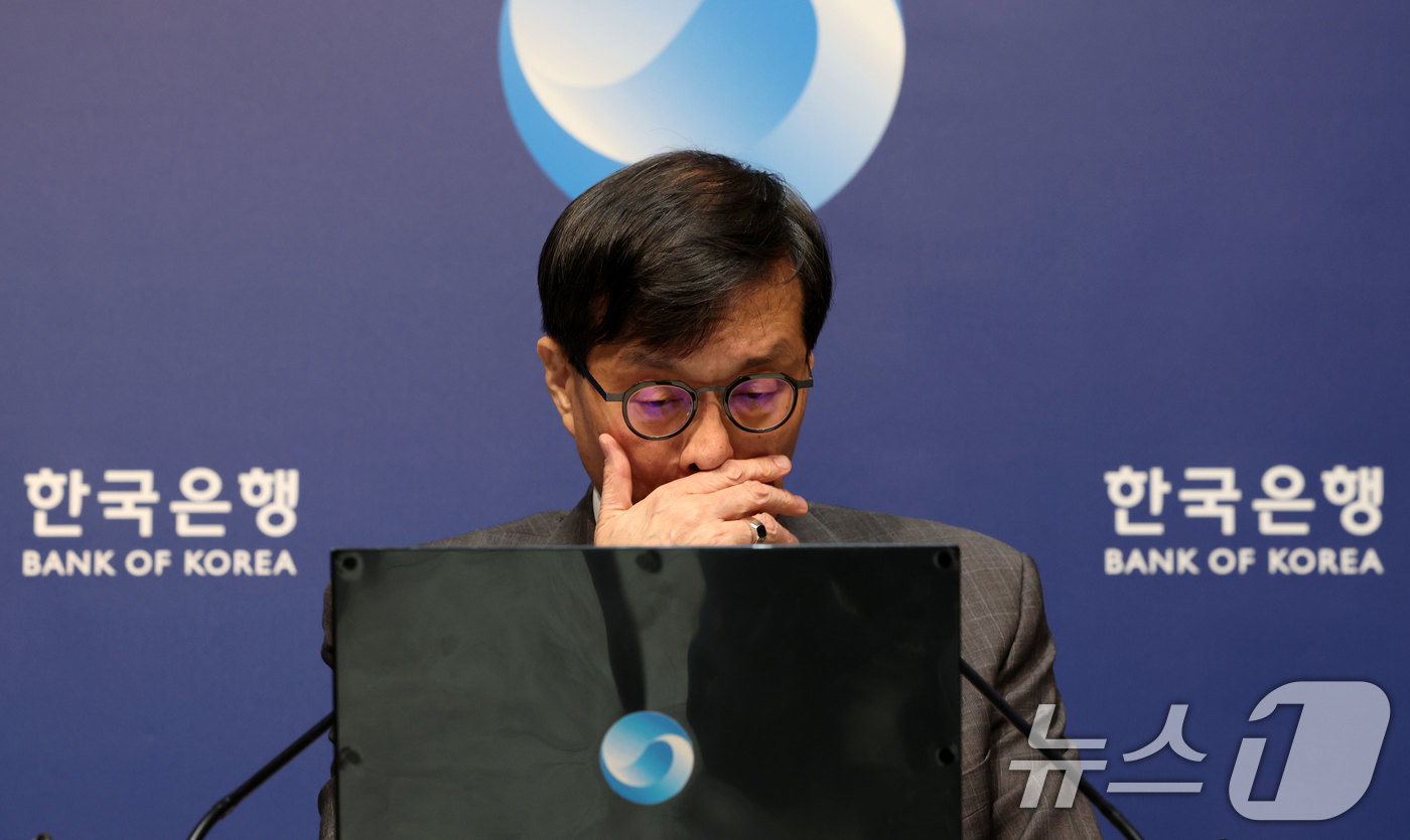 (서울=뉴스1) 사진공동취재단 = 이창용 한국은행 총재가 25일 서울 중구 한국은행에서 열린 금융통화위원회 금리 결정에 대한 기자간담회에서 발언하고 있다. 2025.2.25/뉴스1 …