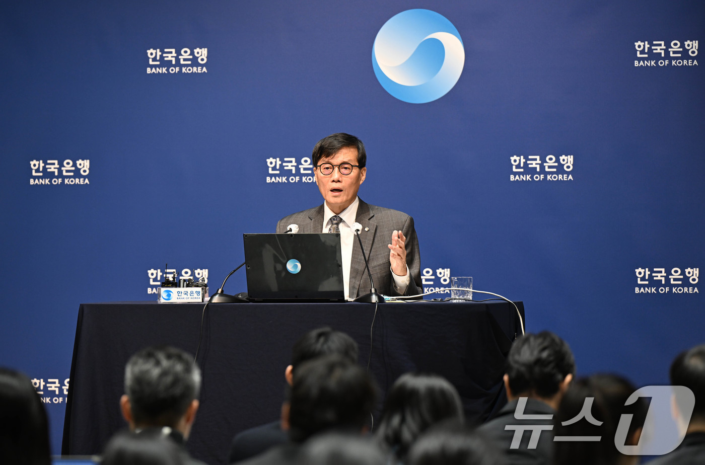 (서울=뉴스1) 사진공동취재단 = 이창용 한국은행 총재가 25일 서울 중구 한국은행 본관에서 금융통화위원회 본회의 후 열린 통화정책방향 기자 간담회에서 기자들의 질문에 답변하고 있 …