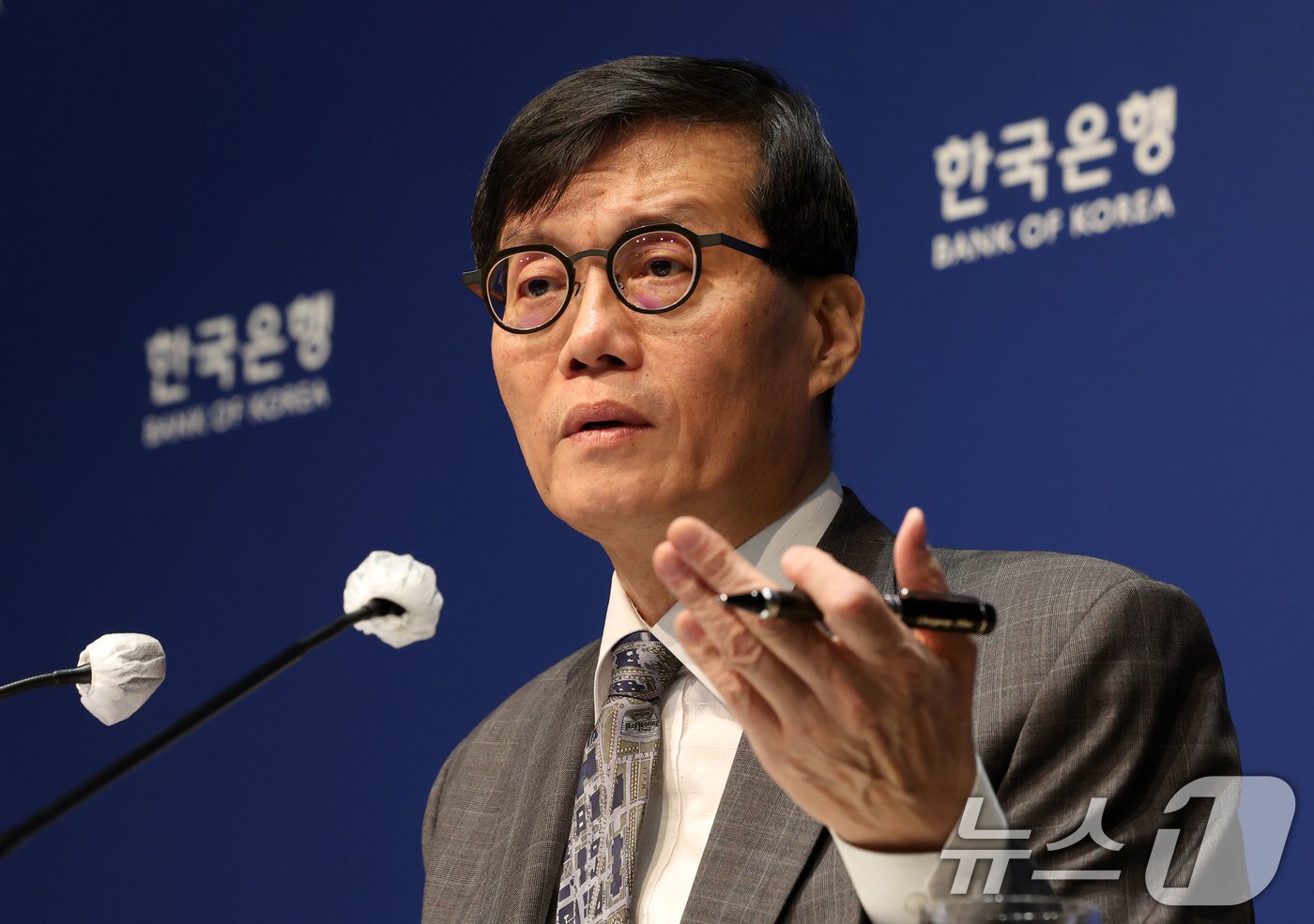 본문 이미지 - 이창용 한국은행 총재가 25일 서울 중구 한국은행 본관에서 금융통화위원회 본회의 후 열린 통화정책방향 기자 간담회에서 발언하고 있다. 2025.2.25/뉴스1 ⓒ News1 사진공동취재단