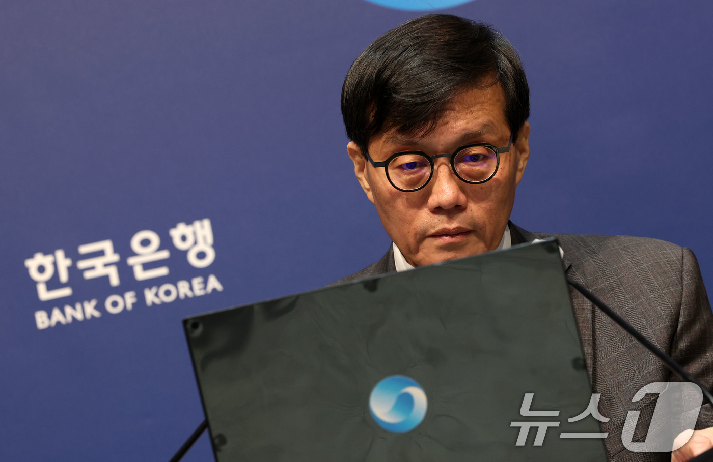 (서울=뉴스1) 사진공동취재단 = 이창용 한국은행 총재가 25일 서울 중구 한국은행 본관에서 금융통화위원회 본회의 후 열린 통화정책방향 기자 간담회에서 질문을 듣고 있다. 2025 …