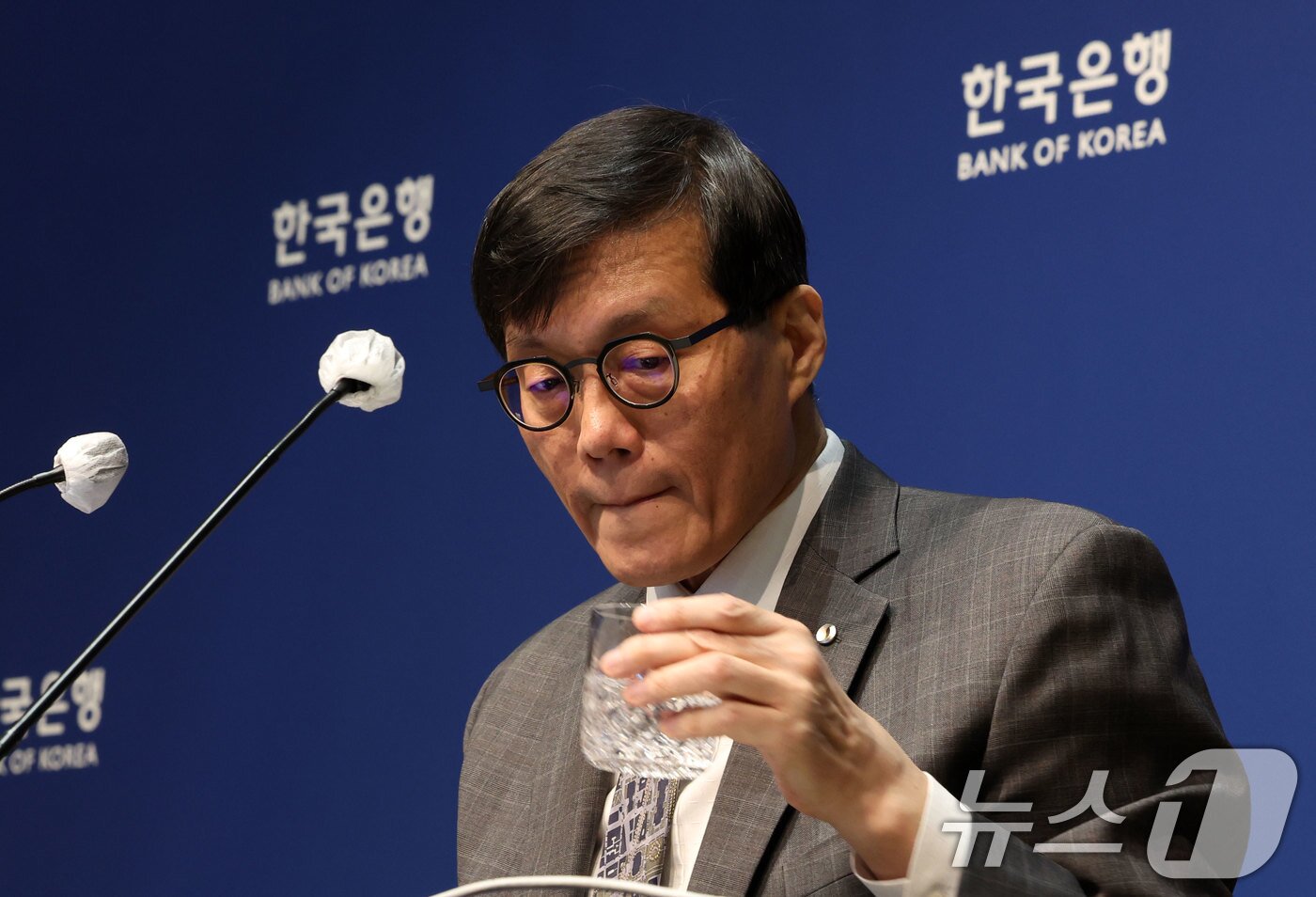 본문 이미지 - 이창용 한국은행 총재가 25일 서울 중구 한국은행 본관에서 금융통화위원회 본회의 후 열린 통화정책방향 기자 간담회에서 물을 마시고 있다. 2025.2.25/뉴스1 ⓒ News1 사진공동취재단