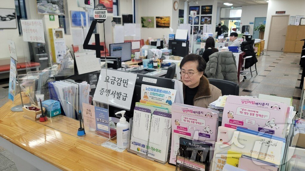 본문 이미지 - 해운대구 좌1동행정복지센터 장애인행정도우미 김희자 씨(해운대구청 제공. 재판매 및 DB 금지)