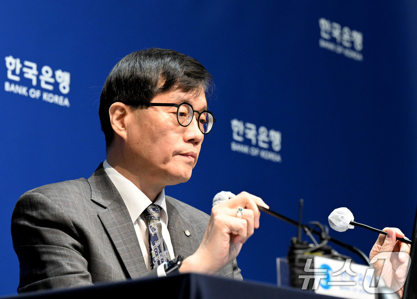 (서울=뉴스1) 사진공동취재단 = 이창용 한국은행 총재가 25일 서울 중구 한국은행 본관에서 열린 통화정책방향 기자 간담회에서 마이크를 조절하고 있다. 2025.2.25/뉴스1