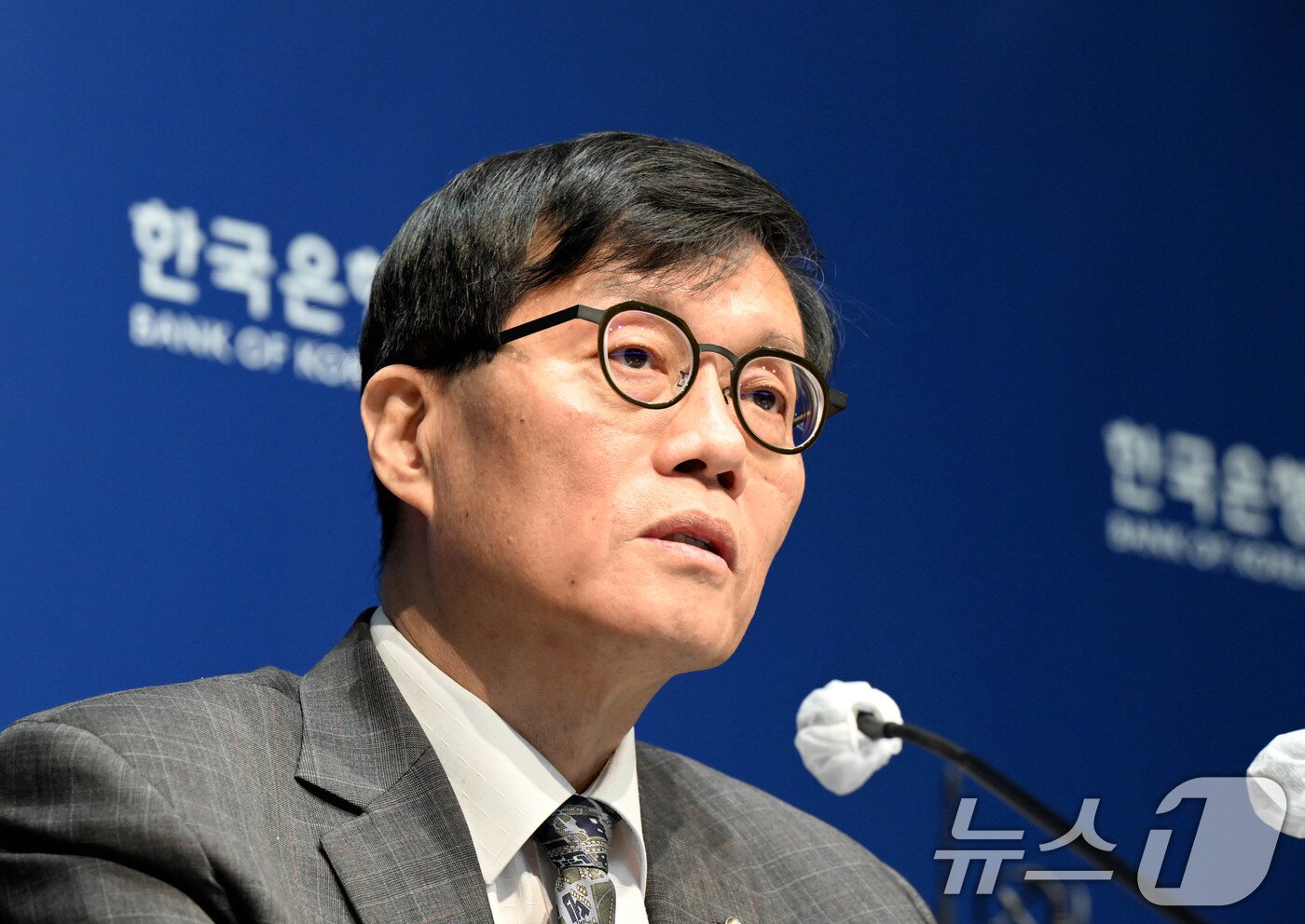 본문 이미지 - 이창용 한국은행 총재가 25일 서울 중구 한국은행 본관에서 열린 통화정책방향 기자 간담회에서 발언하고 있다. 2025.2.25/뉴스1 ⓒ News1 사진공동취재단