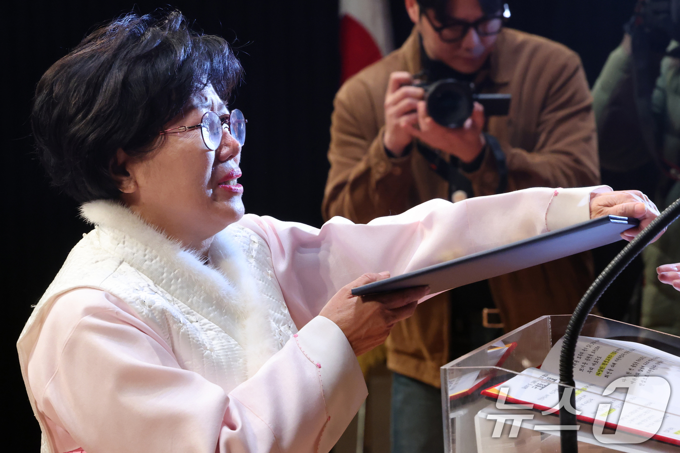 (서울=뉴스1) 황기선 기자 = 25일 서울 마포구 마포아트센터에서 열린 일성여자중고등학교 제23회 졸업식에서 졸업생 대표 이성순 어르신이 졸업장을 받고 있다. 일성여자중고등학교는 …