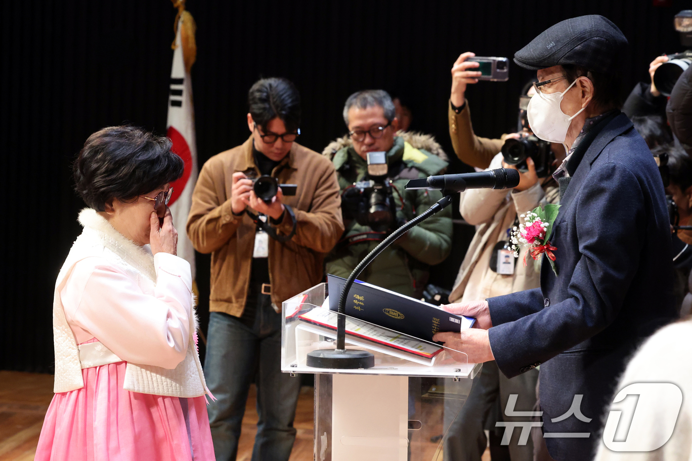 (서울=뉴스1) 황기선 기자 = 25일 서울 마포구 마포아트센터에서 열린 일성여자중고등학교 제23회 졸업식에서 졸업생 대표 이성순 어르신이 졸업장을 받고 있다. 일성여자중고등학교는 …