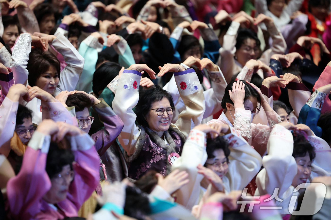 (서울=뉴스1) 황기선 기자 = 25일 서울 마포구 마포아트센터에서 열린 일성여자중고등학교 제23회 졸업식에서 졸업생들이 선생님들에게 손하트를 만들고 있다.일성여자중고등학교는 개인 …