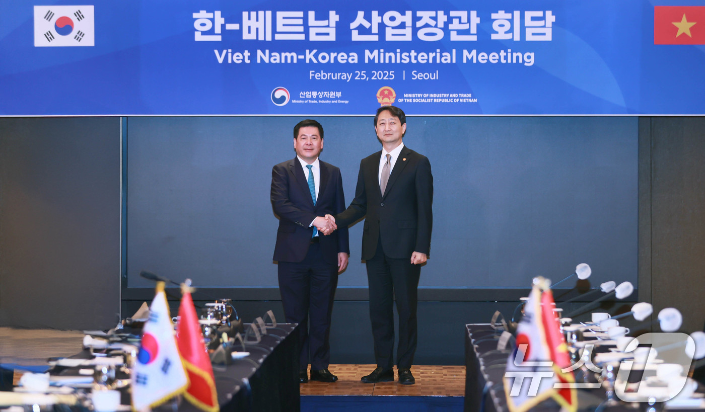 (서울=뉴스1) = 안덕근 산업통상자원부 장관이 25일 서울 소공동 롯데호텔에서 응우옌 홍 디엔 베트남 산업무역부 장관과 면담에 앞서 악수하고 있다. (산업통상자원부 제공. 재판매 …