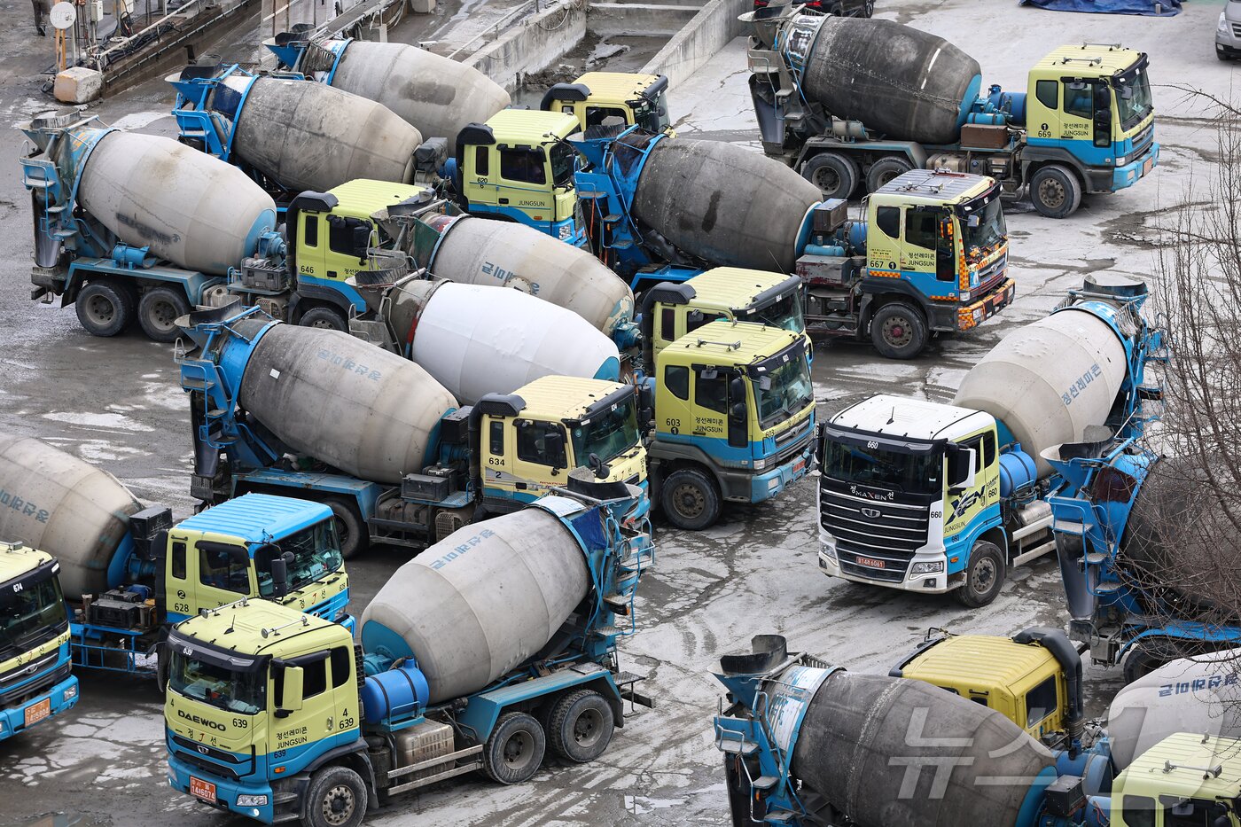 본문 이미지 - 경기 안양시에 위치한 레미콘 공장에 믹서트럭이 주차돼 있다. 뉴스1 ⓒ News1 김도우 기자