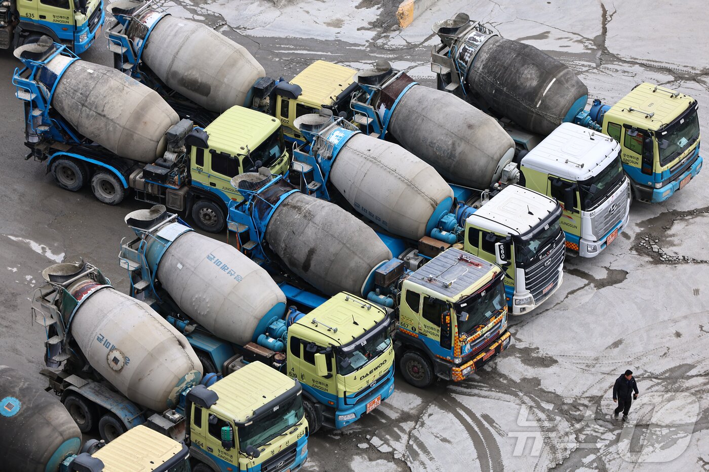 본문 이미지 - 레미콘 믹서트럭 모습. 2025.2.25/뉴스1 ⓒ News1 김도우 기자