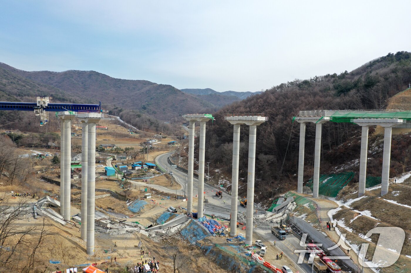 본문 이미지 - 25일 오후 경기도 안성시 서운면 서울-세종고속도로 다리 건설현장에서 교량이 붕괴된 모습이 보이고 있다. 이날 소방서에 따르면 공사 현장에서는 빔 설치를 위한 장비를 이동하다 철제 구조물이 무너지며 교각 위 설치된 가로 콘크리트 지지대가 땅 아래로 떨어졌다. 2025.2.25/뉴스1 ⓒ News1 이승배 기자