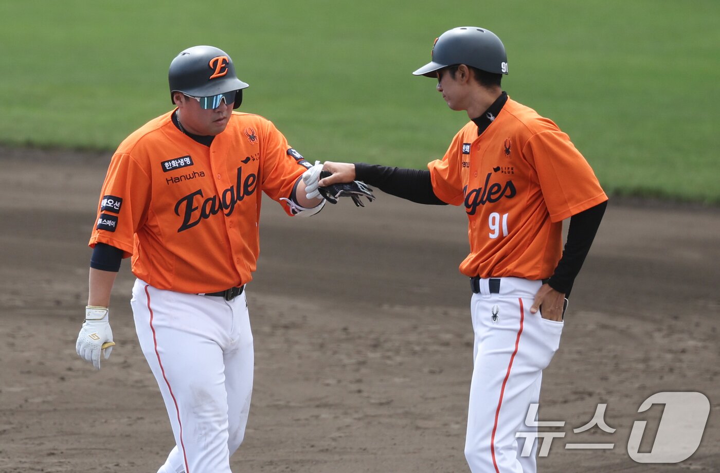 본문 이미지 - 한화 안치홍이 25일 일본 오키나와 킨 야구장에서 열린 한화 이글스와 KIA 타이거즈 연습경기에서 안타를 친 뒤 기뻐하고 있다. 2025.2.25/뉴스1 ⓒ News1 허경 기자