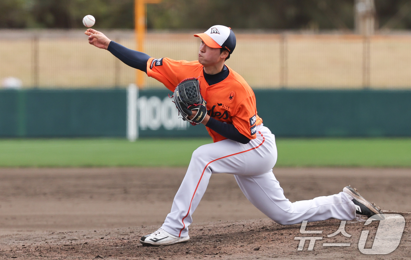 (오키나와(일본)=뉴스1) 허경 기자 = 한화 엄상백이 25일 일본 오키나와 킨 야구장에서 열린 한화 이글스와 KIA 타이거즈 연습경기에서 역투하고 있다. 2025.2.25/뉴스1 …