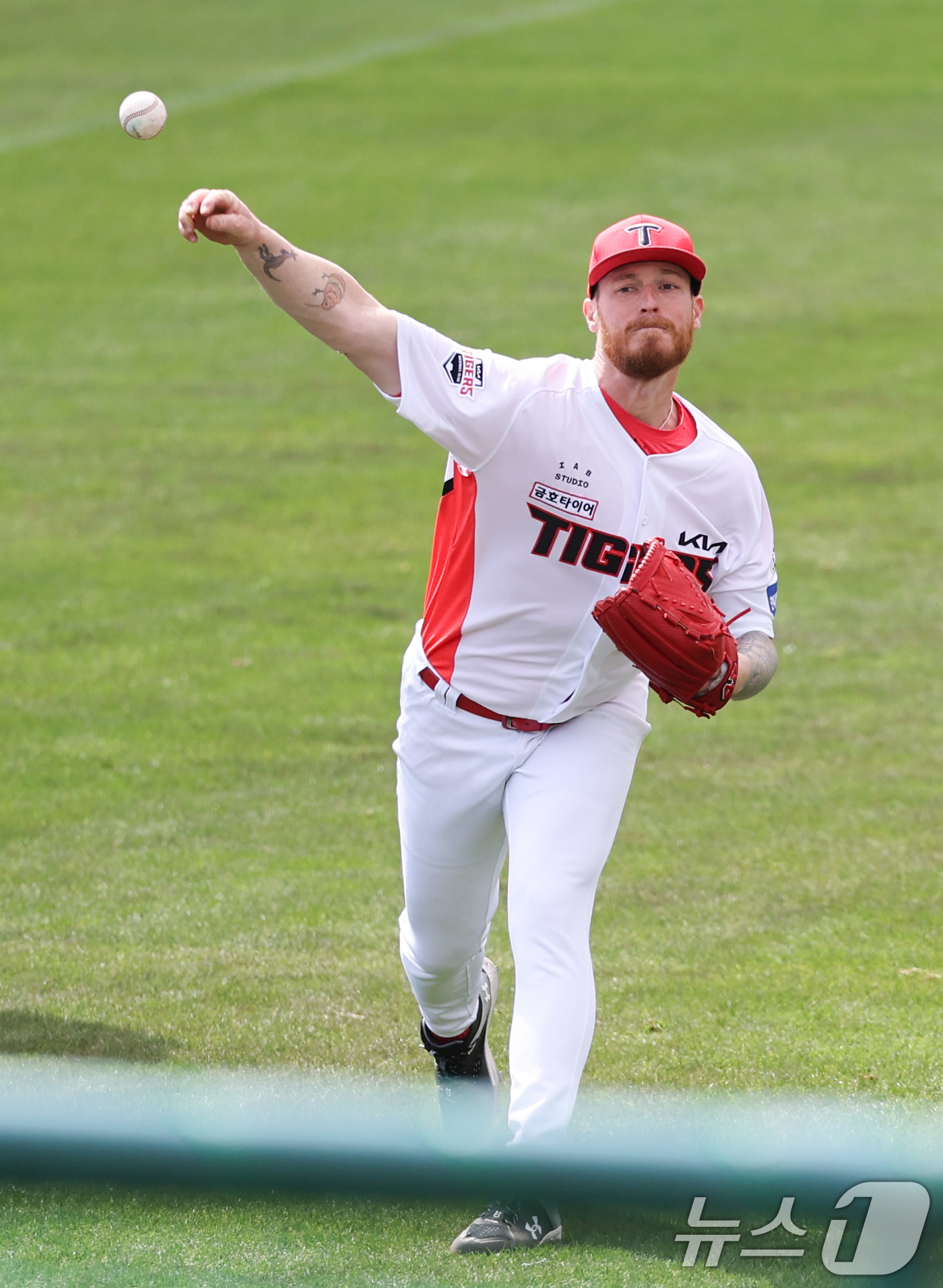 (오키나와(일본)=뉴스1) 허경 기자 = KIA 애덤 올러가 25일 일본 오키나와 킨 야구장에서 열린 한화 이글스와 KIA 타이거즈 연습경기에서 불펜피칭을 하고 있다. 2025.2 …