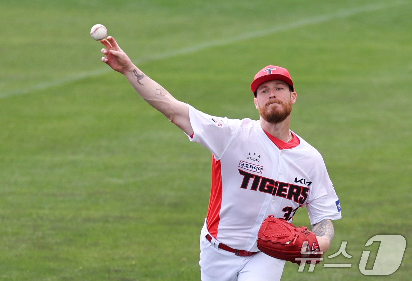 (오키나와(일본)=뉴스1) 허경 기자 = KIA 애덤 올러가 25일 일본 오키나와 킨 야구장에서 열린 한화 이글스와 KIA 타이거즈 연습경기에서 불펜피칭을 하고 있다. 2025.2 …