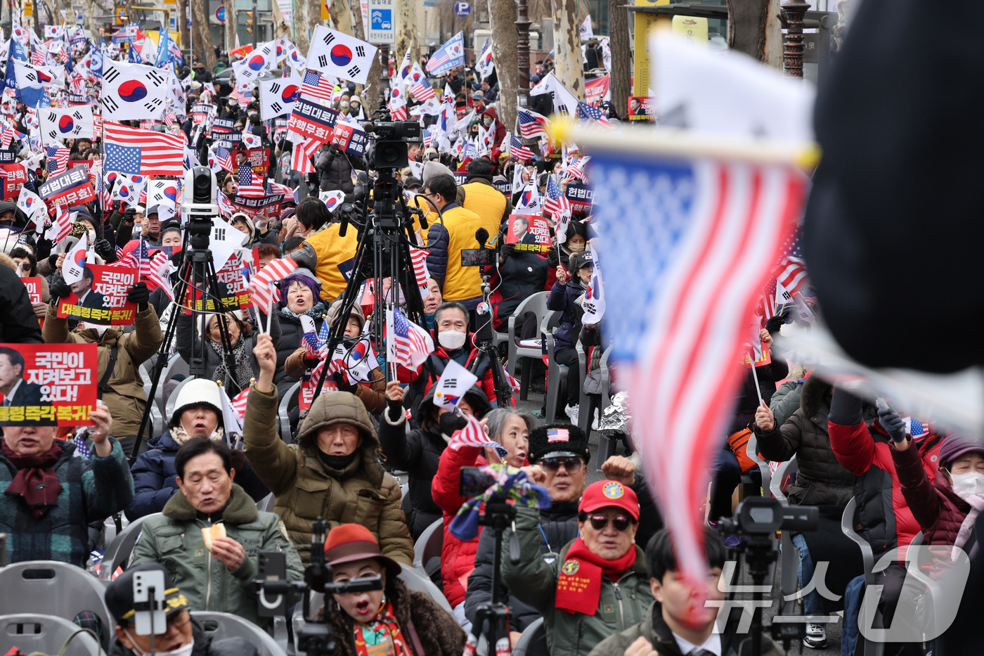 (서울=뉴스1) 신웅수 기자 = 윤석열 대통령 탄핵 심판 마지막 변론 기일인 25일 오후 서울 종로구 안국역에서 윤 대통령 지지자들이 탄핵 반대 집회를 하고이날 변론기일에는 윤 대 …