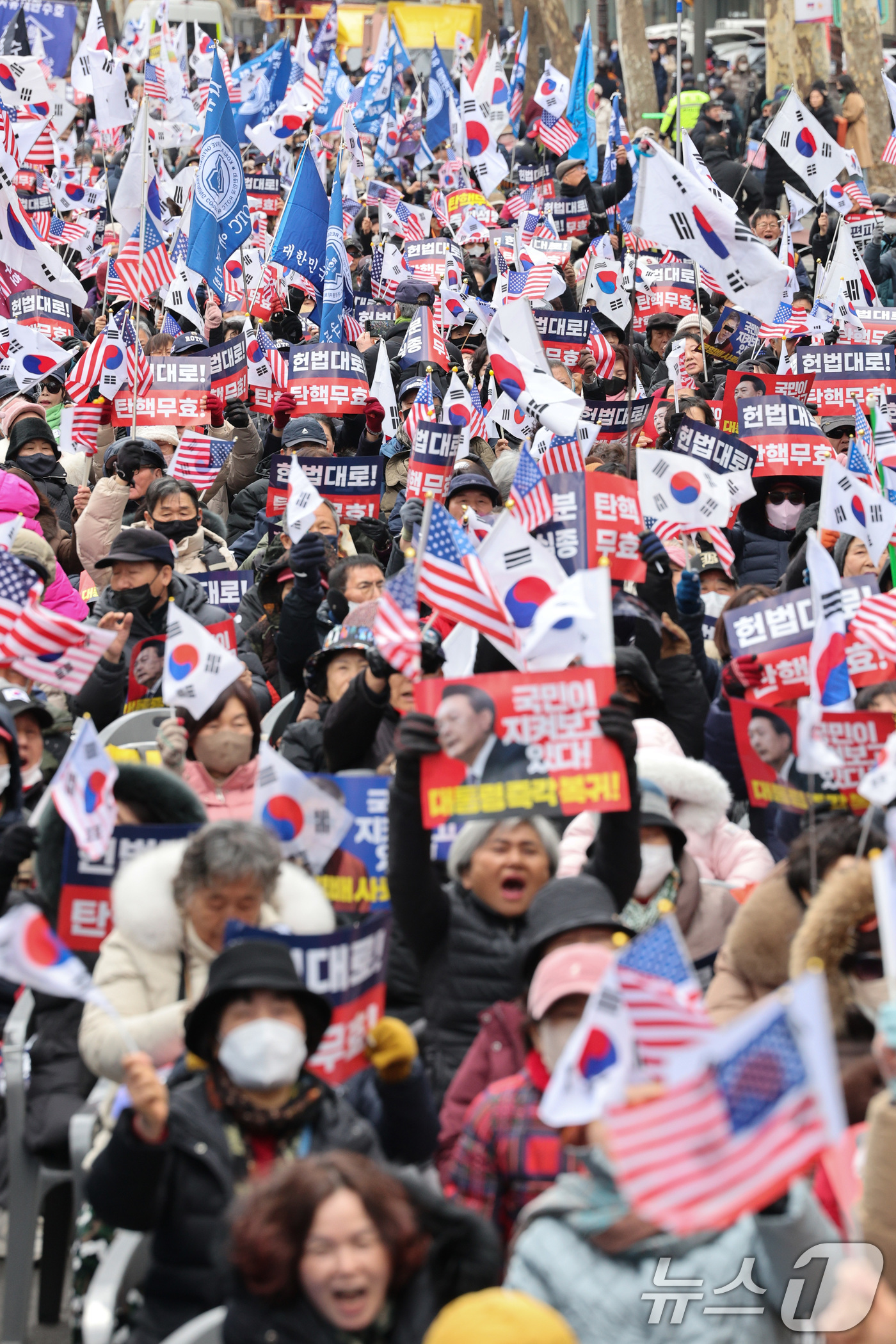 (서울=뉴스1) 신웅수 기자 = 윤석열 대통령 탄핵 심판 마지막 변론 기일인 25일 오후 서울 종로구 안국역에서 윤 대통령 지지자들이 탄핵 반대 집회를 하고 있다.이날 변론기일에는 …