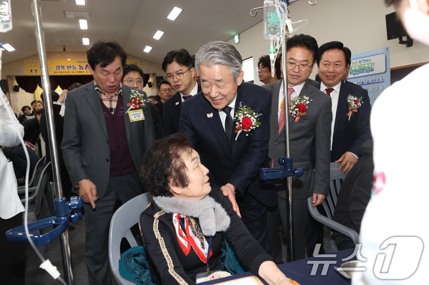 본문 이미지 - 강호동 농협중앙회장이 25일 경북 안동 일직중학교에서 열린 농업인 대상 ‘농촌 왕진버스’ 의료 서비스에서 지원을 받고 있는 농업인에게 따뜻한 인사를 드리고 있다. (농협 제공. 재판매 및 DB 금지) 2025.2.25/뉴스1
