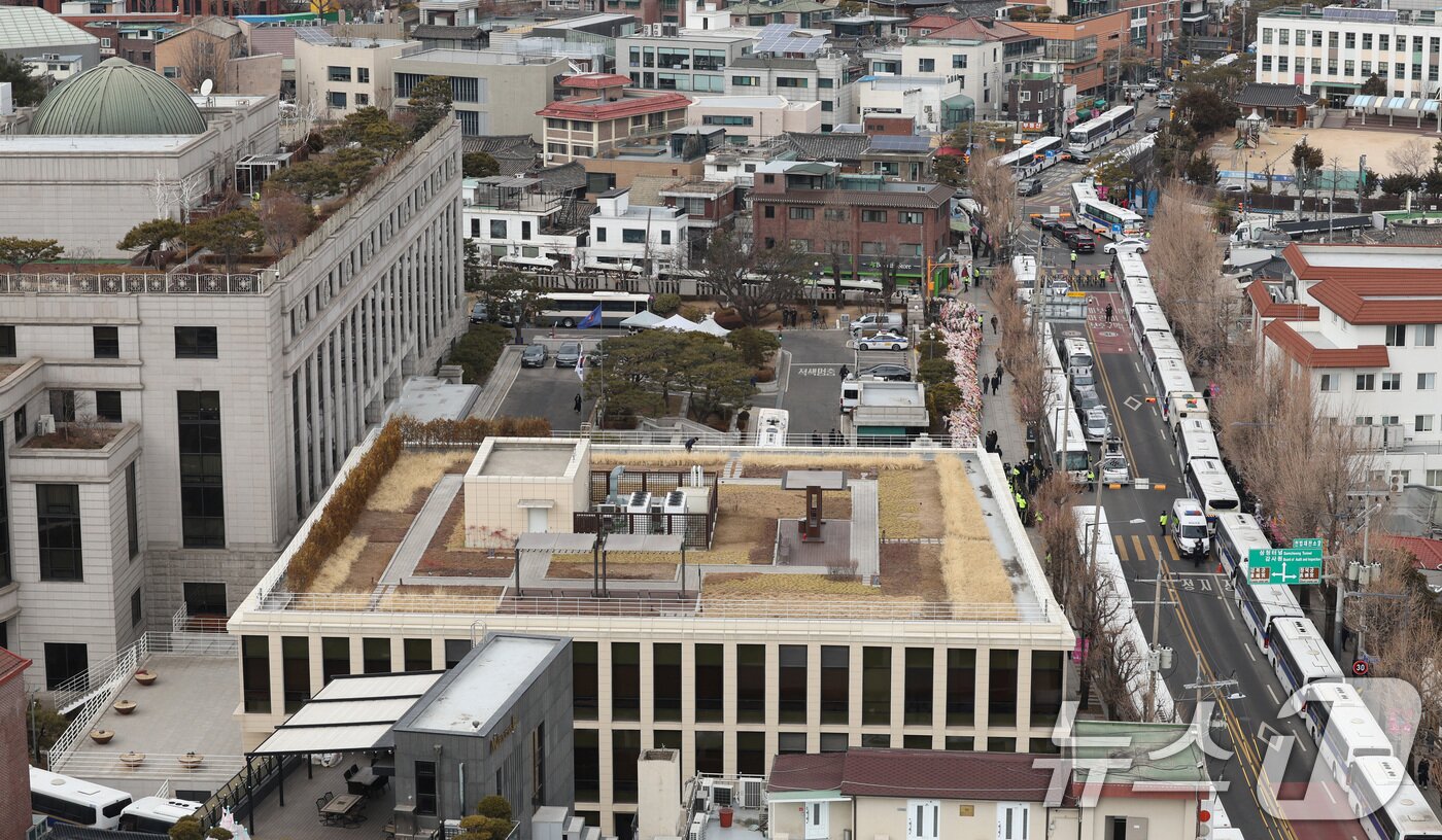 본문 이미지 - 윤석열 대통령 탄핵 심판 마지막 변론 기일인 25일 오후 서울 종로구 헌법재판소 인근 안국역 사거리에 경찰 차벽이 세워져 있다. 이날 변론기일에는 윤 대통령이 헌정사 최초로 탄핵 심판 최후 진술할 것으로 알려졌다. 2025.2.25/뉴스1 ⓒ News1 신웅수 기자
