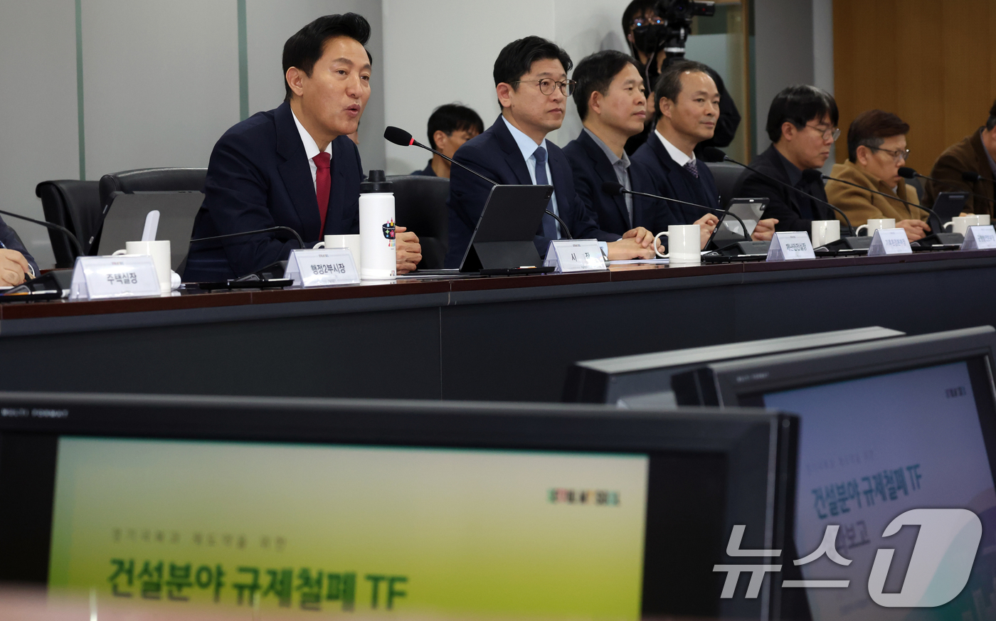 (서울=뉴스1) 김명섭 기자 = 오세훈 서울시장이 25일 서울시 중구 시청에서 열린 건설산업 규제철폐 TF 성과발표회에서 모두 발언을 하고 있다. 2025.2.25/뉴스1