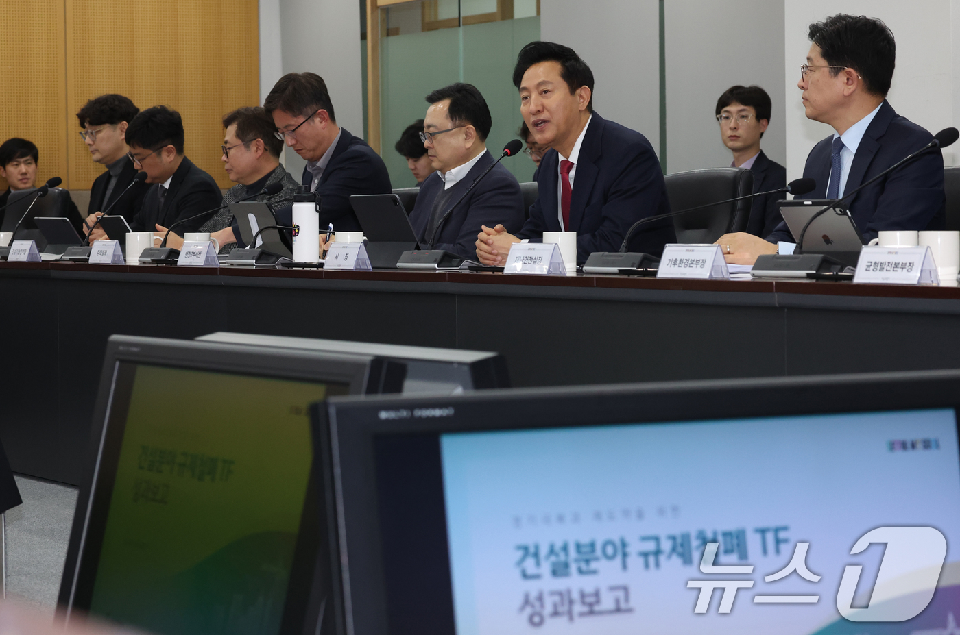 (서울=뉴스1) 김명섭 기자 = 오세훈 서울시장이 25일 서울시 중구 시청에서 열린 건설산업 규제철폐 TF 성과발표회에서 모두 발언을 하고 있다. 2025.2.25/뉴스1