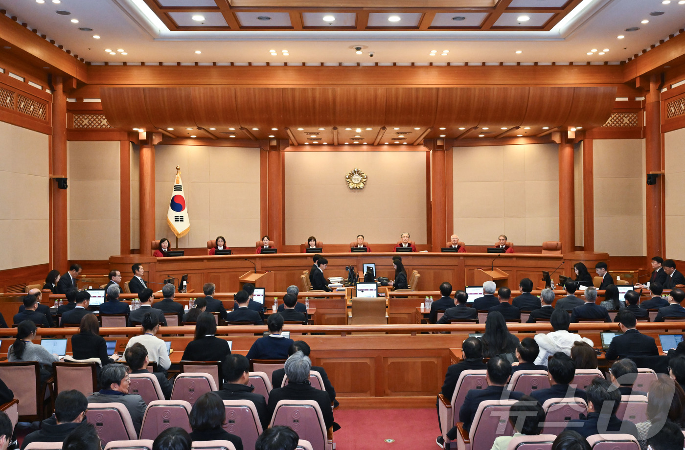 (서울=뉴스1) 사진공동취재단 = 문형배 헌법재판소장 직무대행을 비롯한 헌법재판관들이 25일 서울 종로구 헌법재판소 대심판정에서 열린 윤석열 대통령 탄핵심판 최종 변론에 입장해 재 …