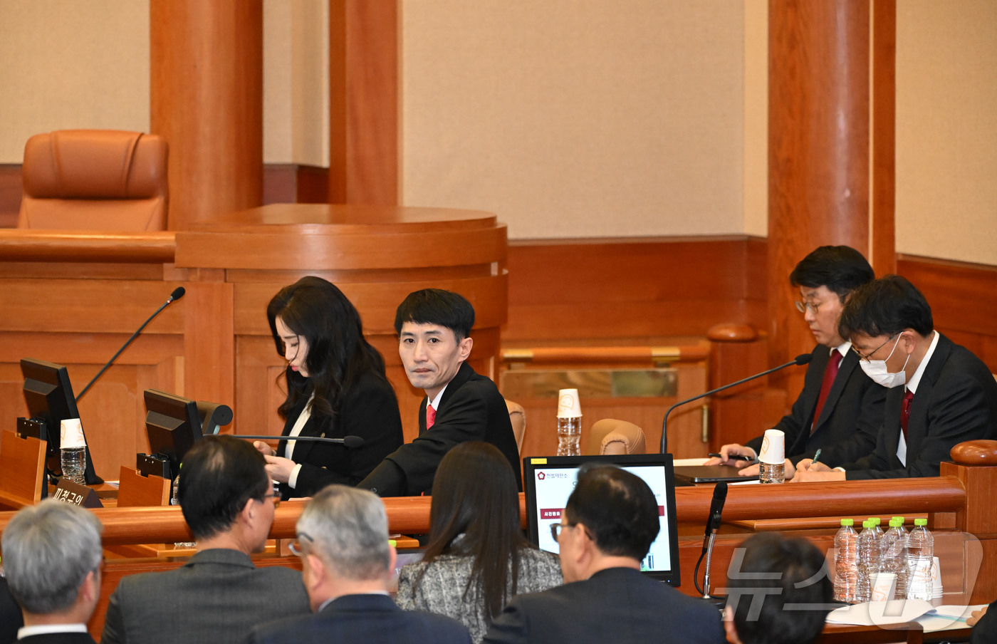 (서울=뉴스1) 사진공동취재단 = 김계리 변호사를 비롯한 윤 대통령 변호인단이 25일 서울 종로구 헌법재판소 대심판정에서 열린 윤석열 대통령 탄핵심판 최종 변론에 출석해 재판을 기 …