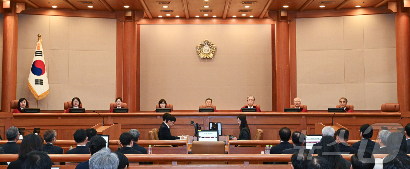 (서울=뉴스1) 사진공동취재단 = 문형배 헌법재판소장 직무대행을 비롯한 헌법재판관들이 25일 서울 종로구 헌법재판소 대심판정에서 열린 윤석열 대통령 탄핵심판 최종 변론에 입장해 재 …