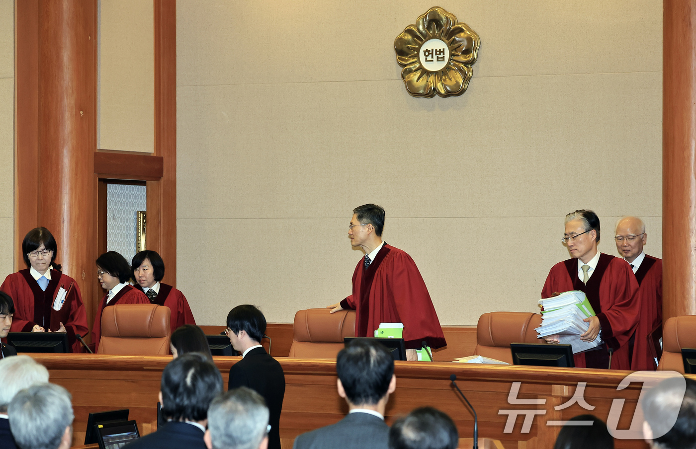 (서울=뉴스1) 박정호 기자 = 문형배 헌법재판소장 권한대행과 헌법재판관 등이 25일 오후 서울시 종로구 재동 헌법재판소 대심판정에서 열린 대통령 탄핵 심판 11차 변론에 참석하고 …