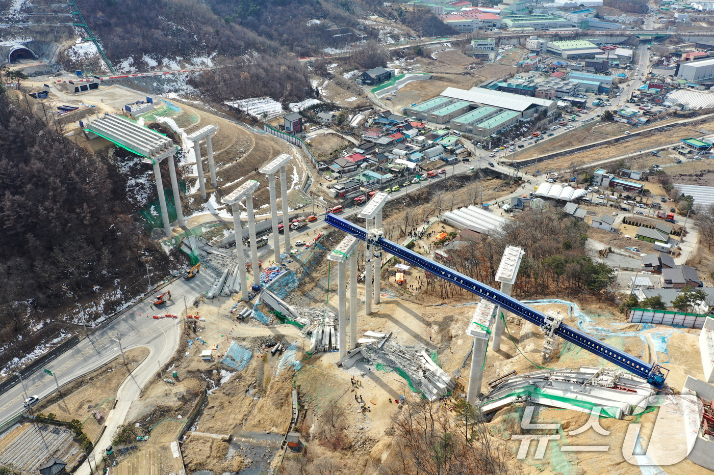 (안성=뉴스1) 이승배 기자 = 25일 오후 경기도 안성시 서운면 서울-세종고속도로 다리 건설현장에서 교량이 붕괴된 모습이 보이고 있다.소방서에 따르면 이날 공사 현장에서는 빔 설 …