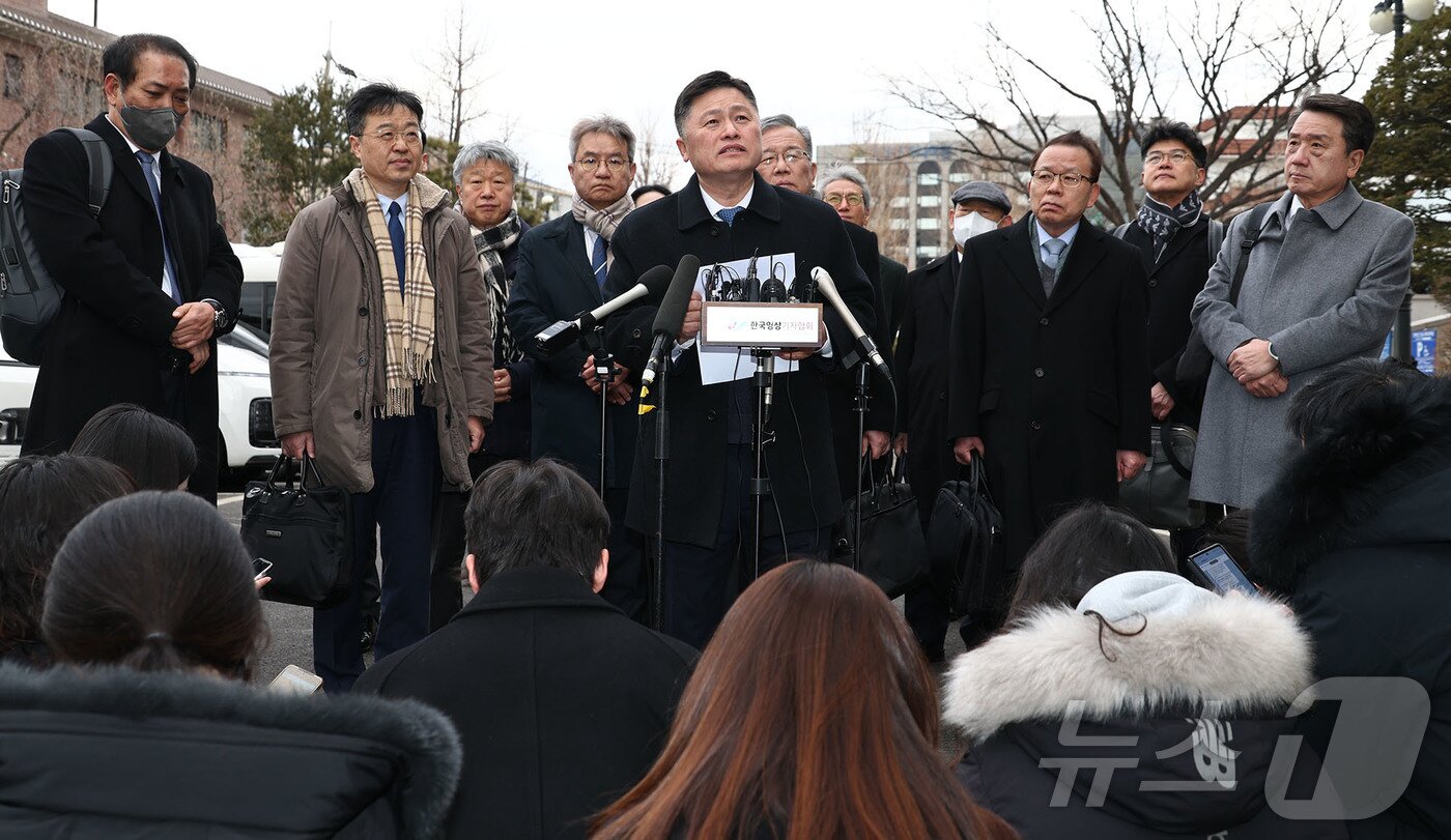 본문 이미지 - 국회 측 탄핵소추 대리인단이 25일 오후 서울 종로구 헌법재판소에서 열린 대통령 탄핵심판 최종 변론에 출석하며 입장을 밝히고 있다. 2025.2.25/뉴스1 ⓒ News1 사진공동취재단