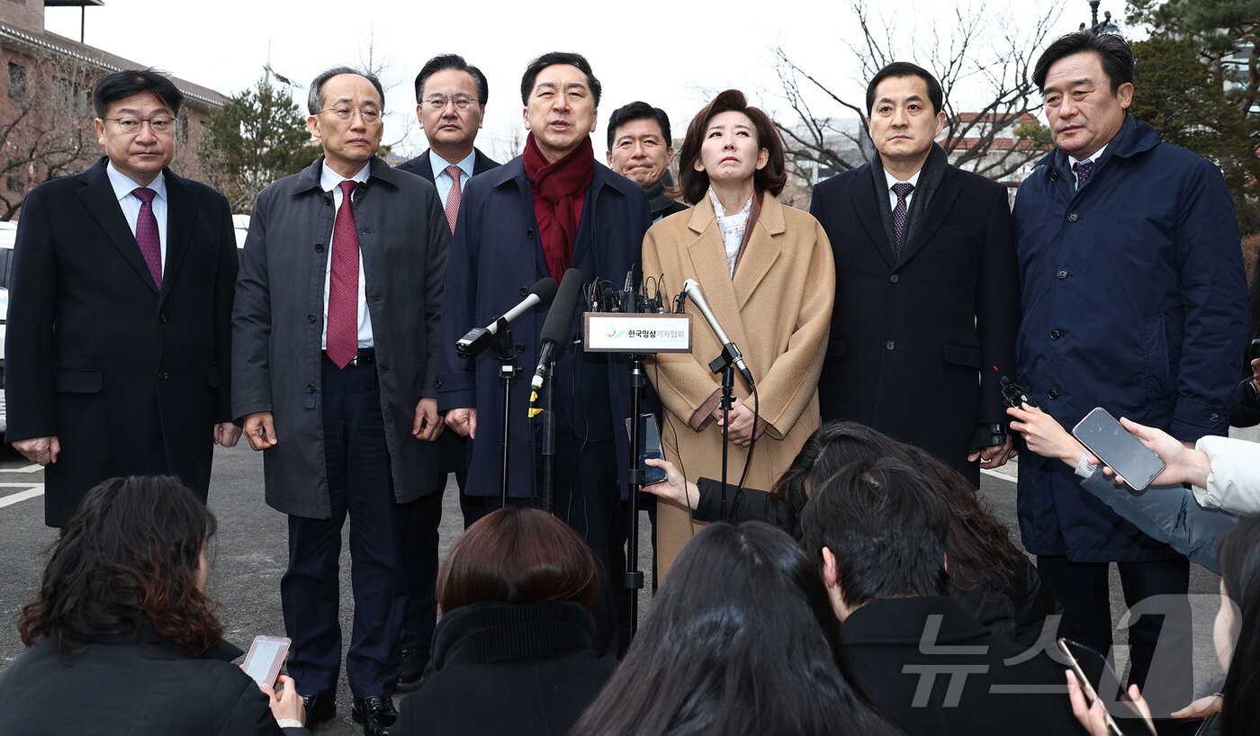 본문 이미지 - 김기현 국민의힘 의원을 비롯한 소속당 의원들이 25일 오후 서울 종로구 헌법재판소에서 열린 대통령 탄핵심판 최종 변론에 참관에 앞서 발언하고 있다. 2025.2.25/뉴스1 ⓒ News1 사진공동취재단