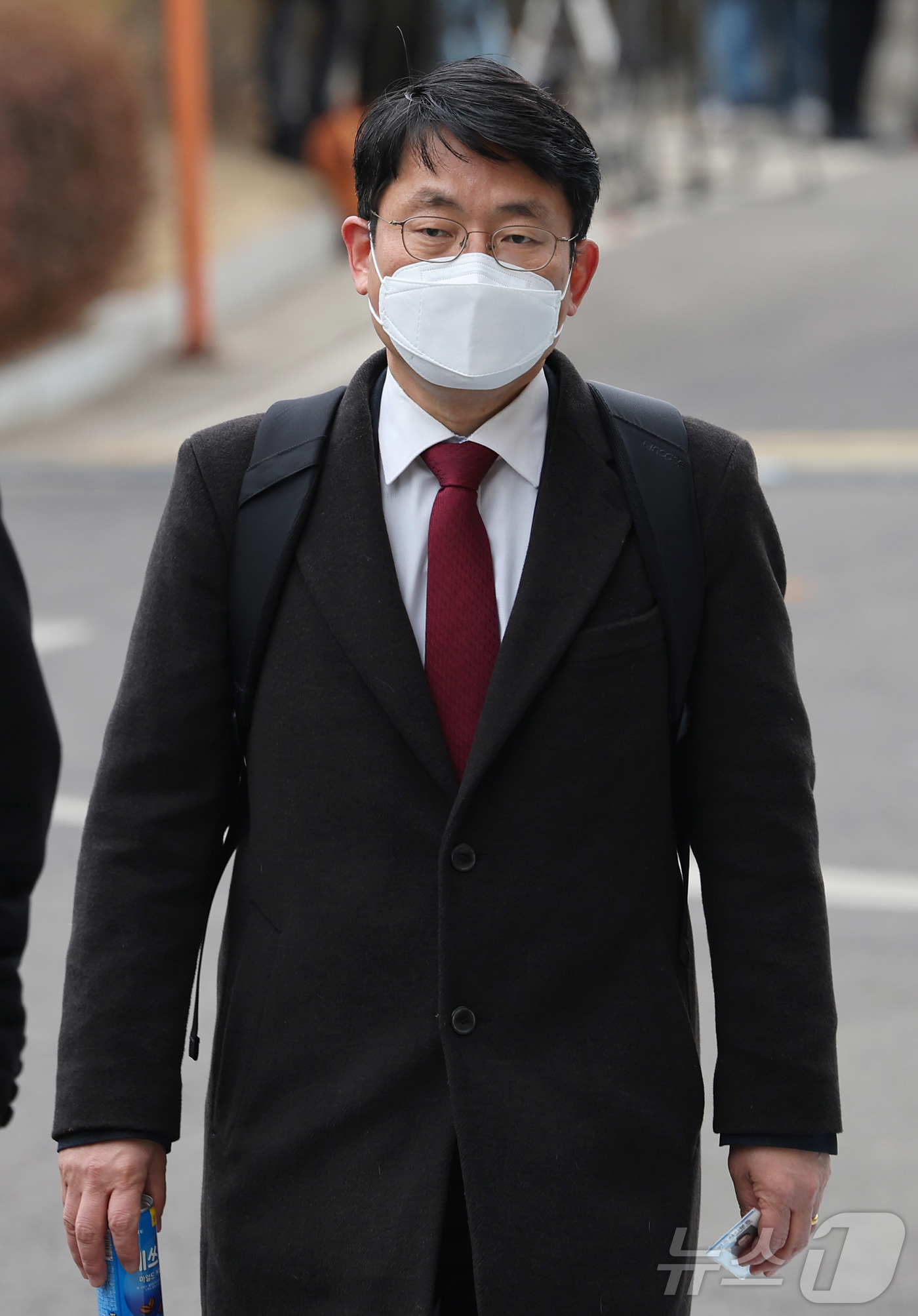 (서울=뉴스1) 사진공동취재단 = 윤석열 대통령 변호인단 도태우 변호사가 25일 오후 서울 종로구 헌법재판소에서 열린 대통령 탄핵심판 최종 변론에 출석하고 있다. 2025.2.25 …