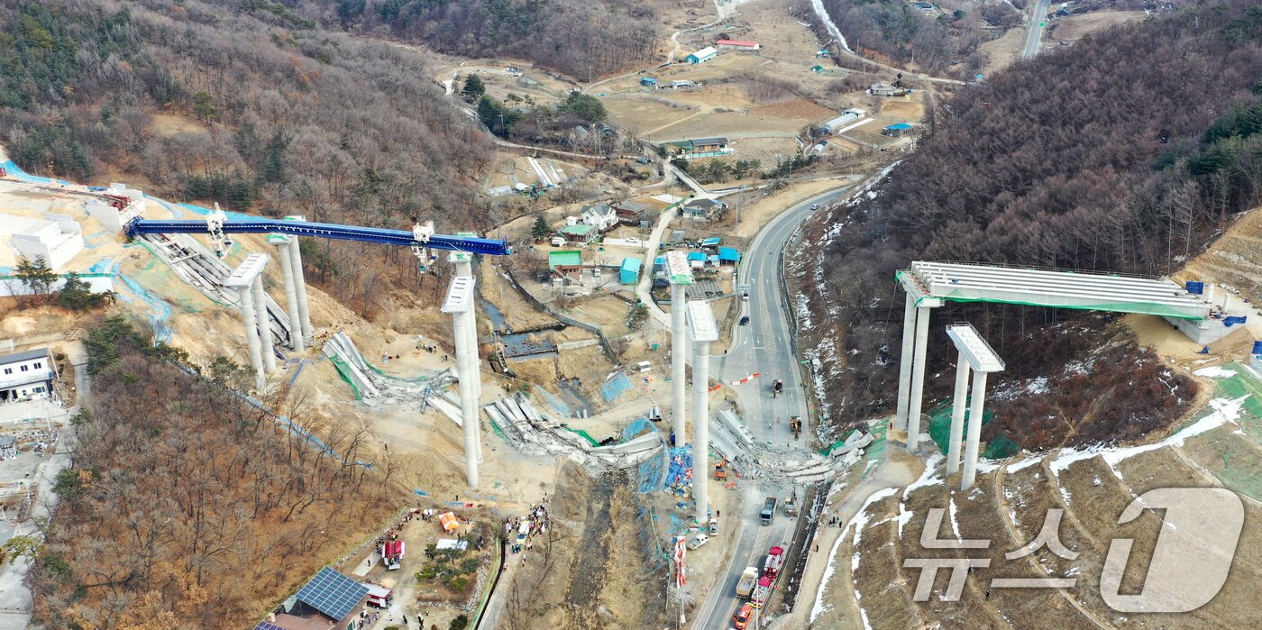 본문 이미지 - 25일 오후 경기도 안성시 서운면 서울-세종고속도로 다리 건설현장에서 교량이 붕괴된 모습이 보이고 있다. 이날 소방서에 따르면 공사 현장에서는 빔 설치를 위한 장비를 이동하다 철제 구조물이 무너지며 교각 위 설치된 가로 콘크리트 지지대가 땅 아래로 떨어졌다. 2025.2.25/뉴스1 ⓒ News1 이승배 기자