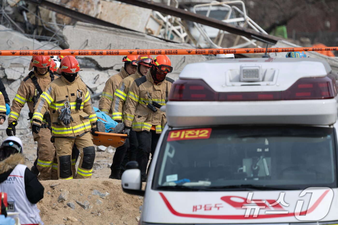 본문 이미지 - 25일 오후 경기도 안성시 서운면 서울-세종고속도로 교량 붕괴사고 현장에서 소방당국이 수색작업을 마치고 매몰자를 이송하고 있다. 소방서에 따르면 이날 공사 현장에서는 빔 설치를 위한 장비를 이동하다 철제 구조물이 무너졌고, 이로 인해 교각 위 설치된 가로 콘크리트 지지대가 떨어지며 10명의 사상자가 발생했다. 2025.2.25/뉴스1 ⓒ News1 이승배 기자