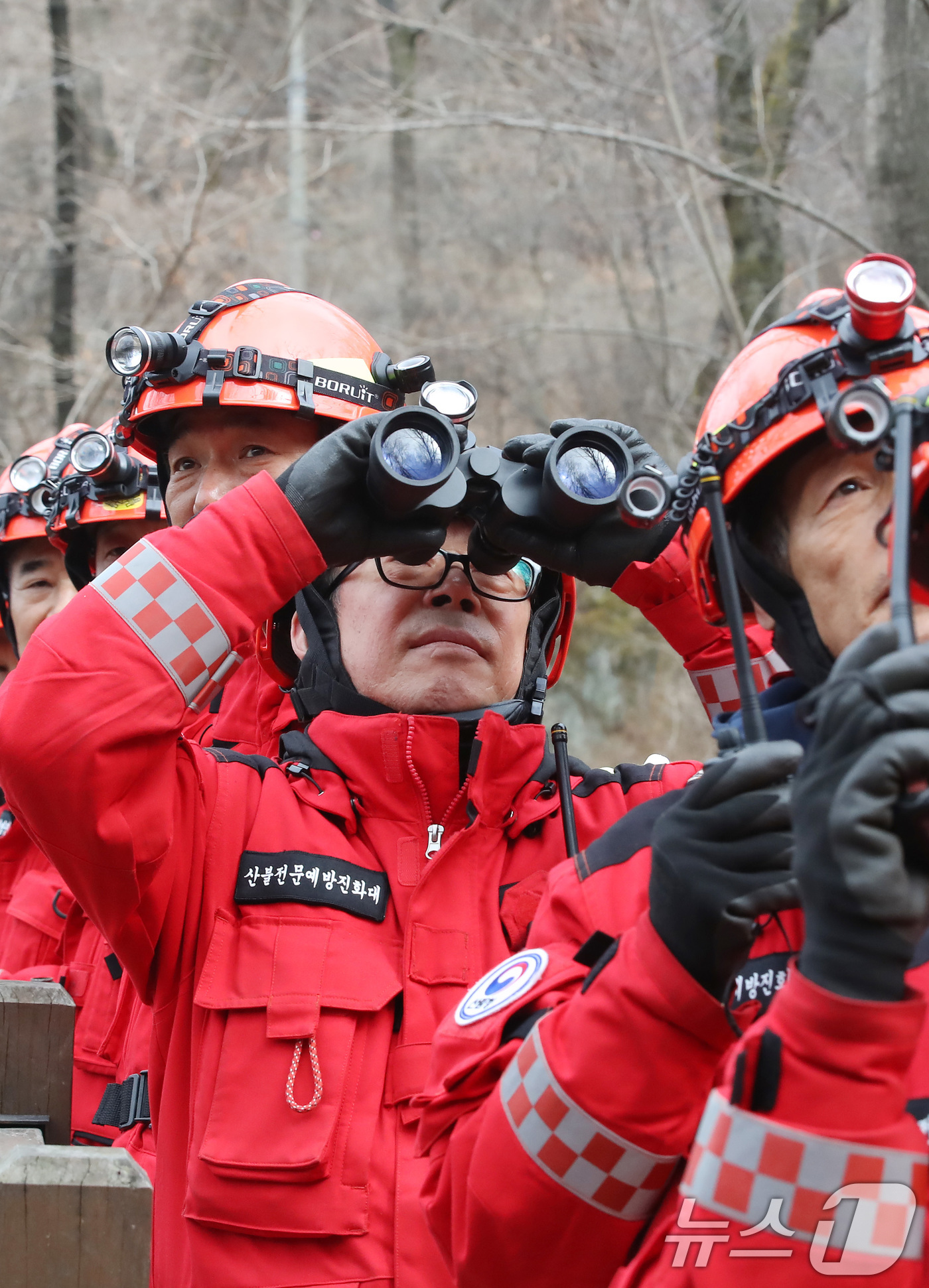 (대구=뉴스1) 공정식 기자 = 25일 대구 남구 앞산 안지랑골 등산로에서 남구청 산불전문예방진화대원들이 산불 예방과 감시 활동을 벌이고 있다.산림청은 최근 건조한 날씨 속에 산불 …