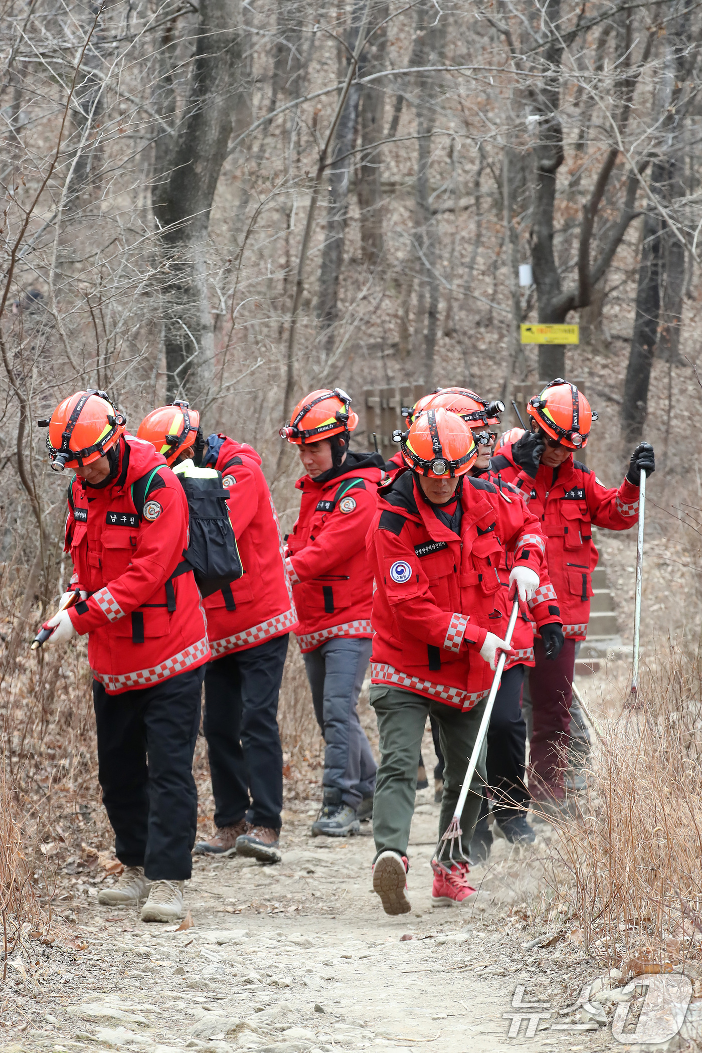 (대구=뉴스1) 공정식 기자 = 25일 대구 남구 앞산 안지랑골 등산로에서 남구청 산불전문예방진화대원들이 산불 예방과 감시 활동을 벌이고 있다.산림청은 최근 건조한 날씨 속에 산불 …