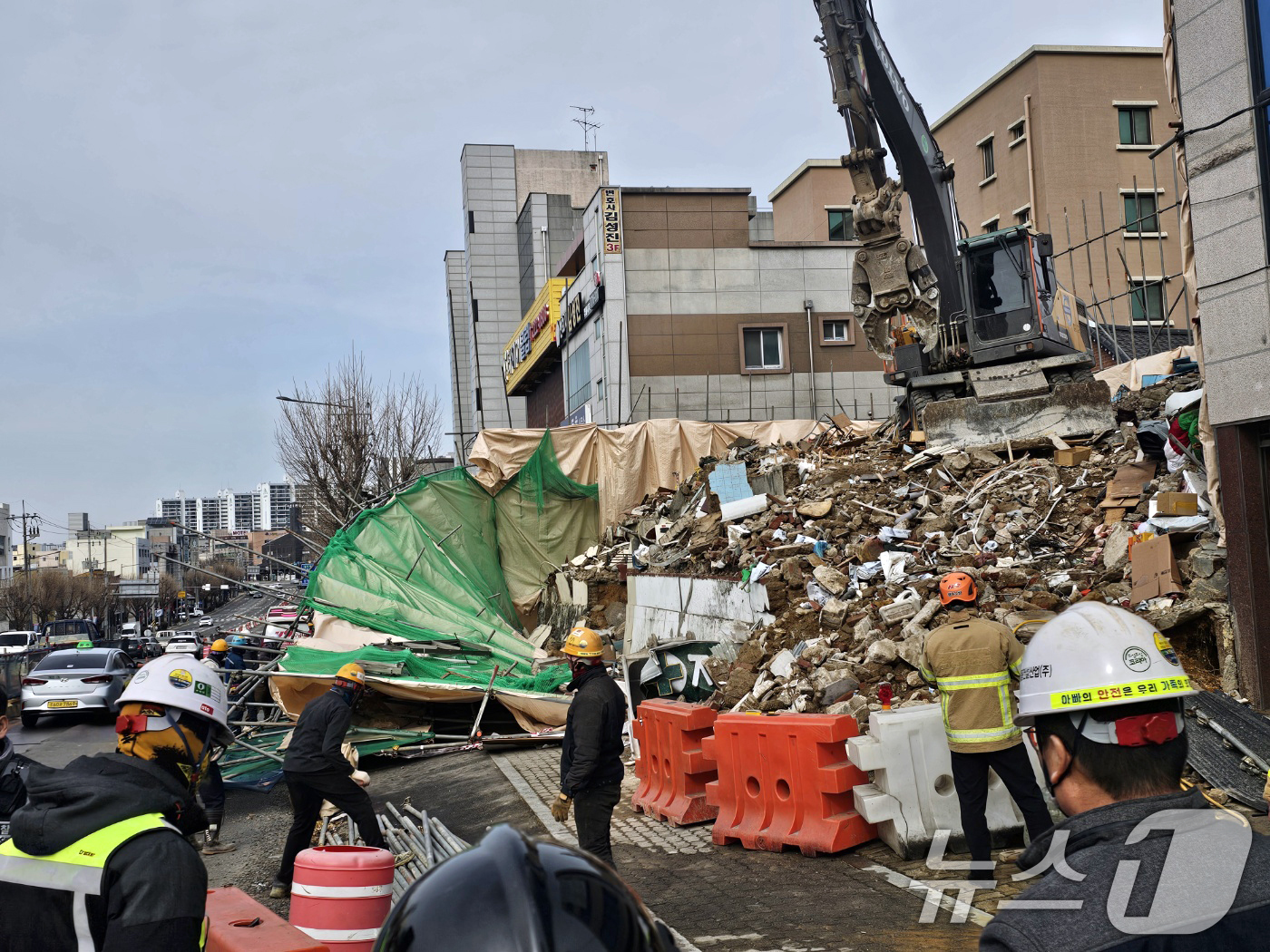(광주=뉴스1) 최성국 기자 = 25일 오후 3시쯤 광주 동구 지산사거리의 한 공사 현장 건물 가림막이 인도쪽으로 무너져 내려 1명이 부상을 입었다. 사진은 현장의 모습. 2025 …