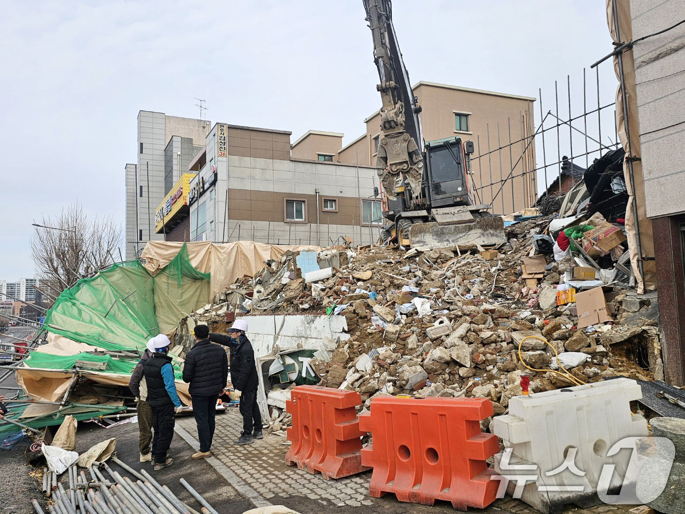 (광주=뉴스1) 최성국 기자 = 25일 오후 3시쯤 광주 동구 지산사거리의 한 공사 현장 건물 가림막이 인도쪽으로 무너져 내려 1명이 부상을 입었다. 사진은 현장의 모습. 2025 …
