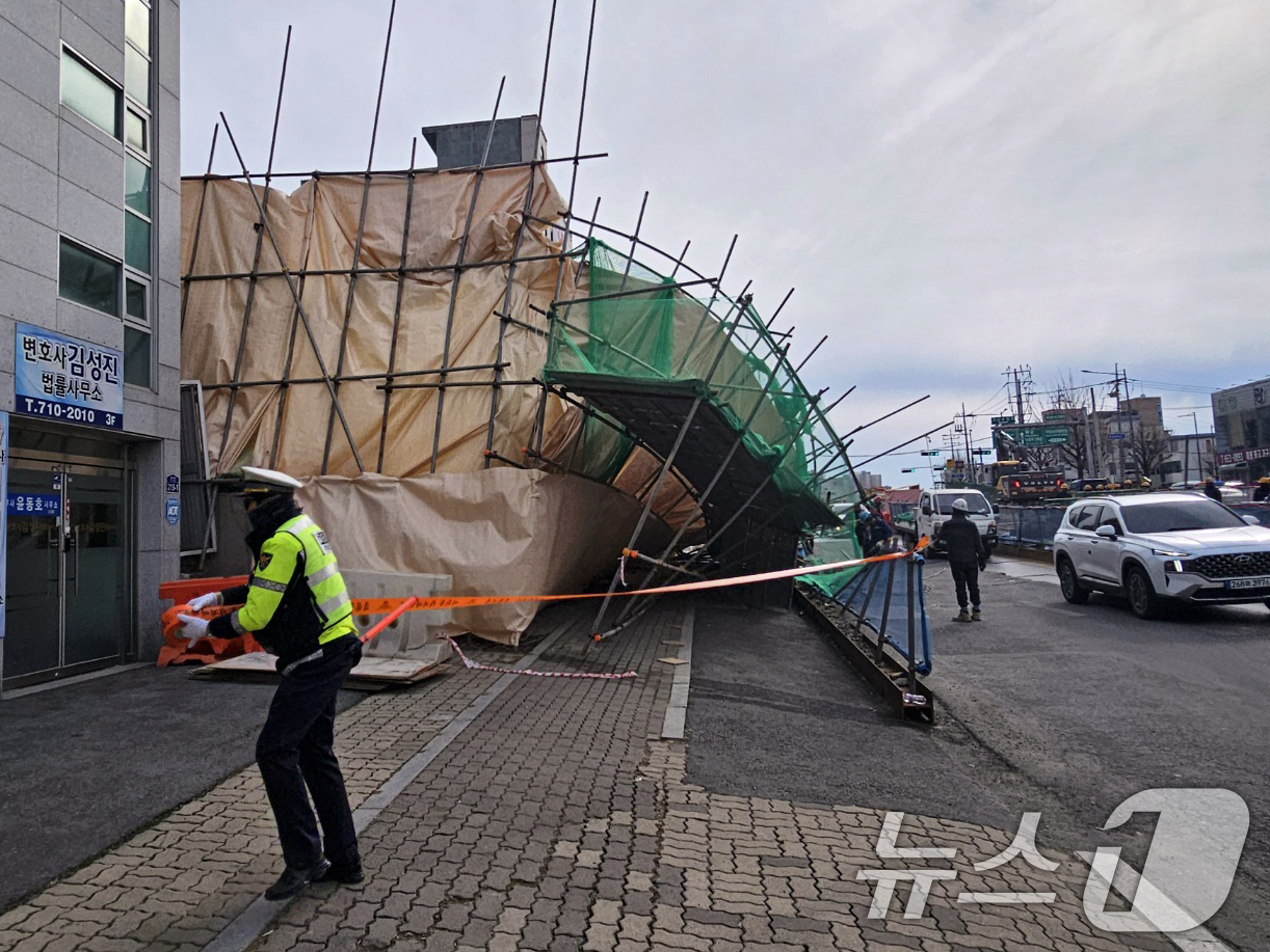 (광주=뉴스1) 최성국 기자 = 25일 오후 3시쯤 광주 동구 지산사거리의 노후 가옥 철거 현장 가림막이 인도쪽으로 무너져 내려 1명이 부상을 입었다. 사진은 현장의 모습. 202 …
