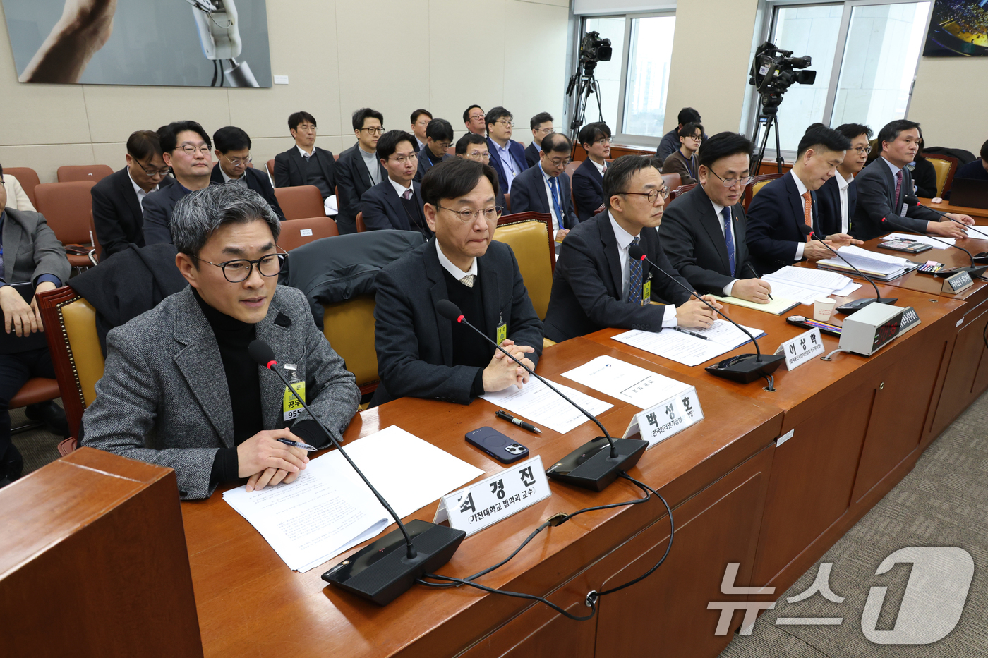 (서울=뉴스1) 이광호 기자 = 최경진 가천대학교 법학과 교수가 25일 오후 서울 여의도 국회 과학기술정보방송통신위원회 전체회의장에서 열린 인공지능(AI) 현안 공청회에서 발언하고 …