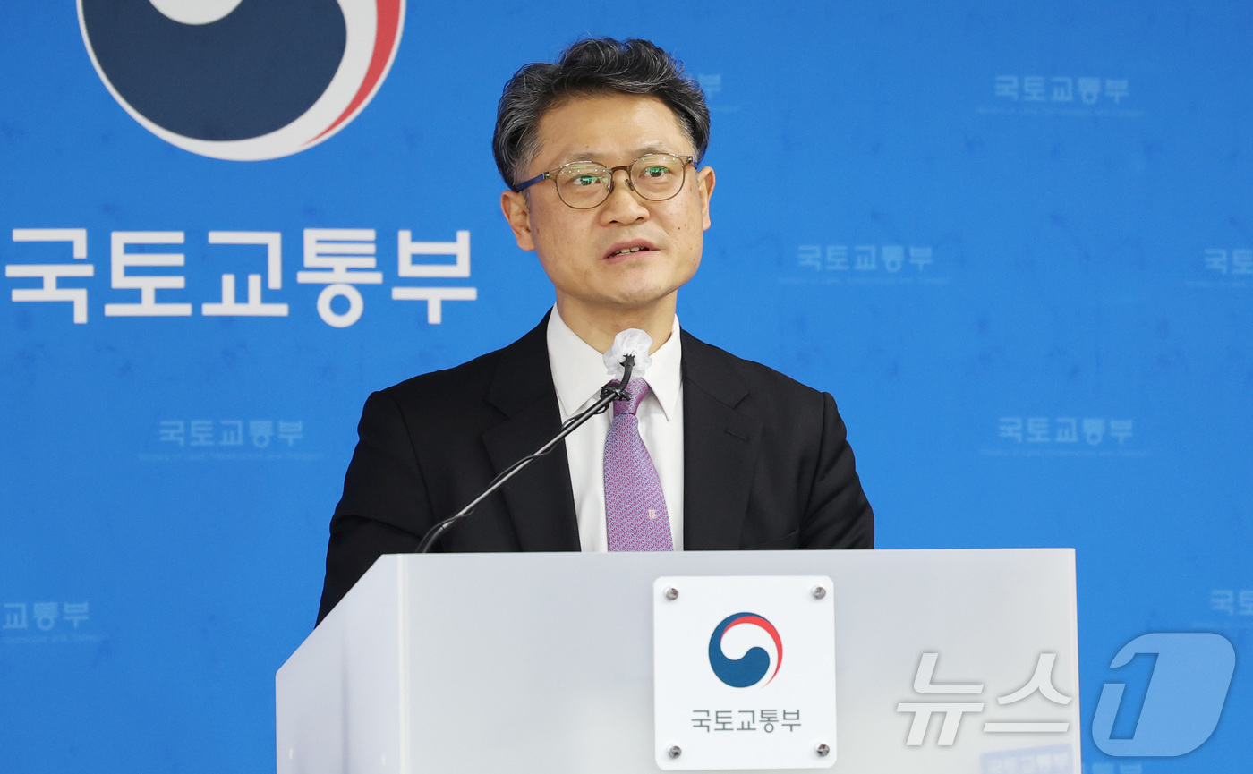 (세종=뉴스1) 김기남 기자 = 김홍목 국토부 모빌리티자동차국장이 지난 25일 세종시 정부세종청사에서 국민부담 완화 및 적정 보상을 위한 자동차보험  부정수급 개선 대책 추진 내용 …