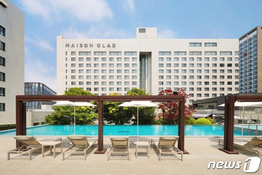 본문 이미지 - DL이 운영하는 메종글래드제주 전경.(글래드호텔앤리조트 제공)