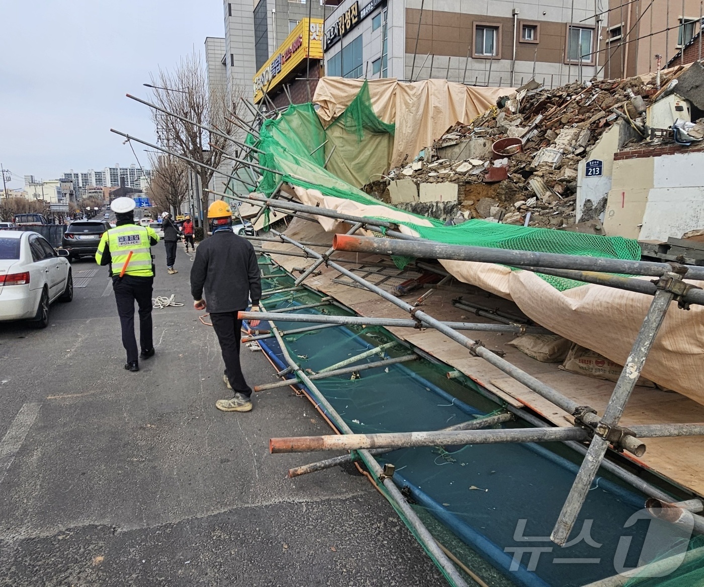 (광주=뉴스1) 최성국 기자 = 25일 오후 3시쯤 광주 동구 지산사거리의 한 공사 현장 건물 가림막이 인도쪽으로 무너져 내려 1명이 부상을 입었다. 사진은 현장의 모습. 2025 …